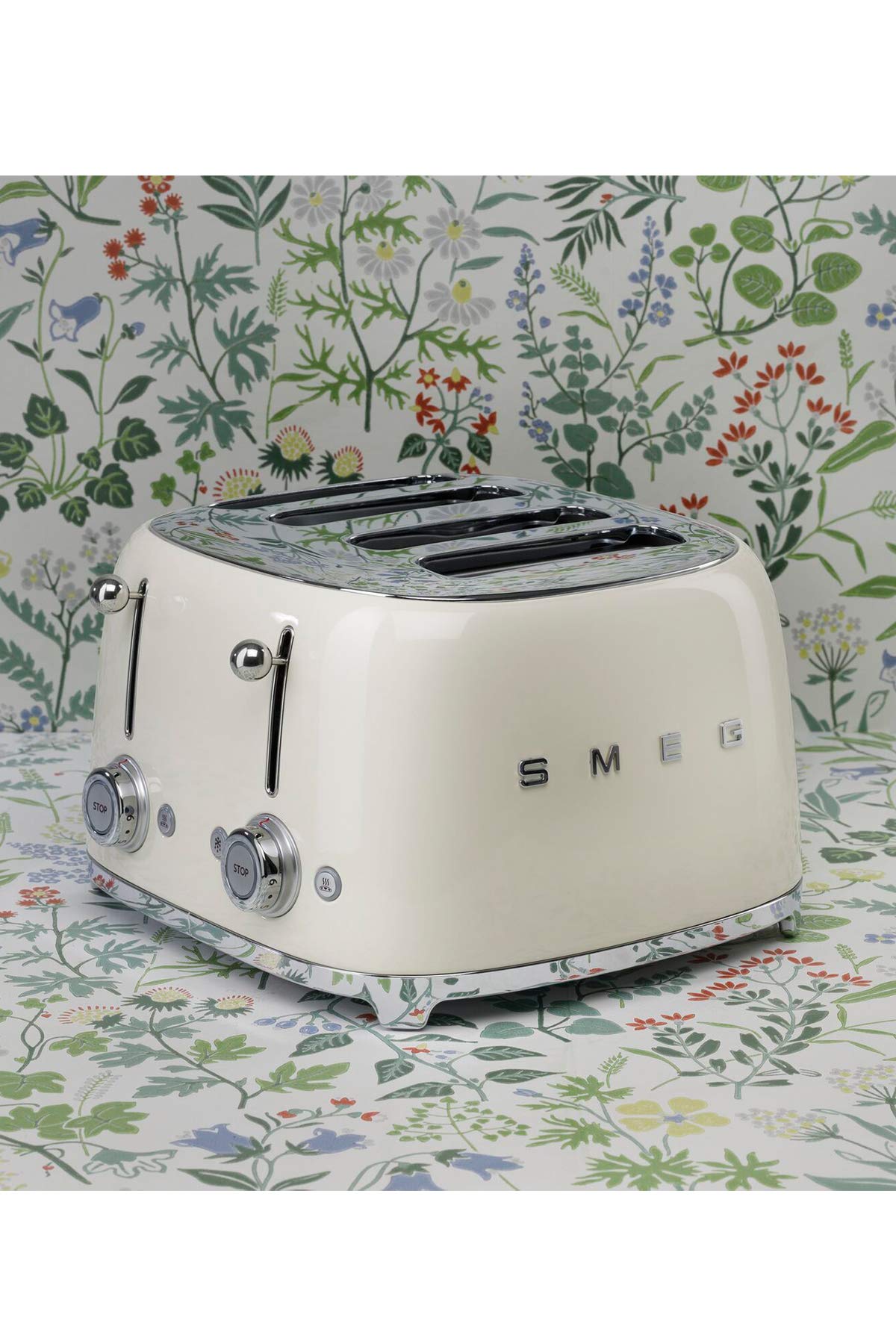 Smeg TSF03CREU 4-Scheiben Toaster, 6 Bräunungsstufen, Aufwärm-, Abtau- & Bagel-Funktion, Krümelschublade, 2000W, Creme
