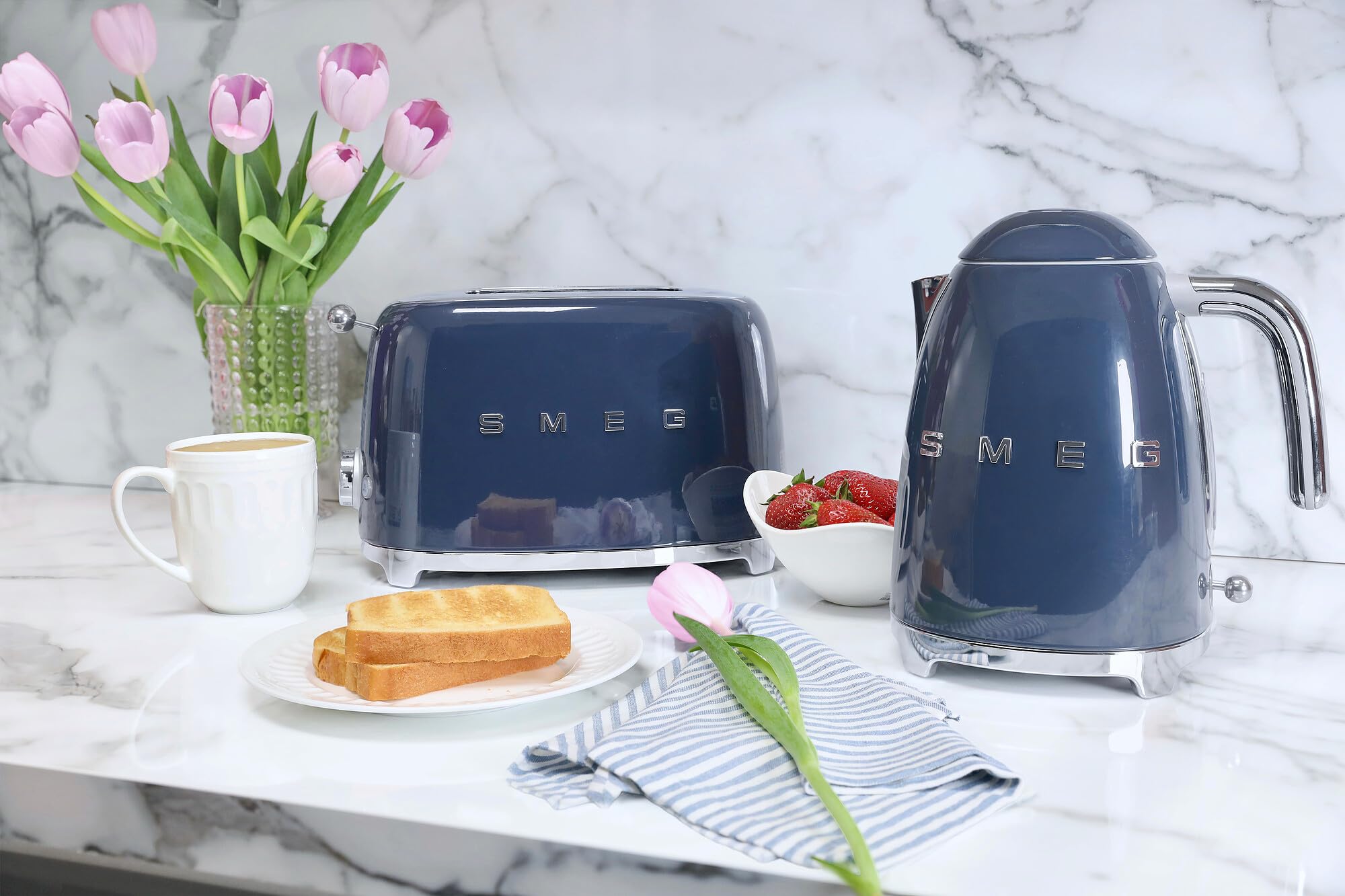 Smeg KLF03NBEU Wasserkocher, 1.7L, 2400W, Soft-Opening, Anti-Kalkfilter, Auto-Abschaltung, rutschfest, Navy Blue