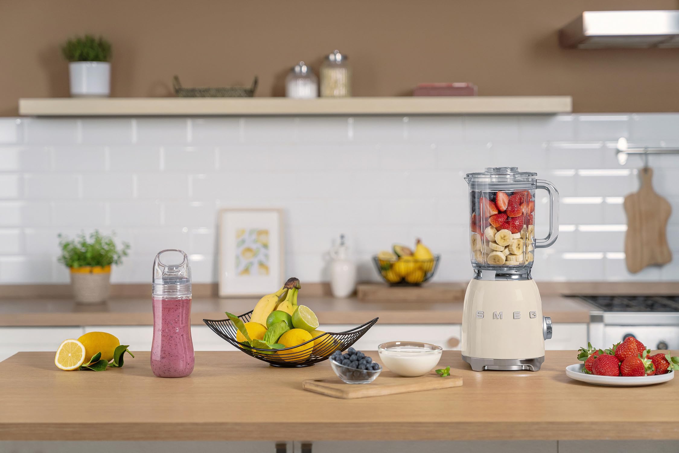 Smeg BLF03CREU Standmixer, 1,5L, 800W, 4 Stufen, 4 Programme, abnehmbare Doppelklinge, Deckel mit Dosierkappe, rutschfest, Creme