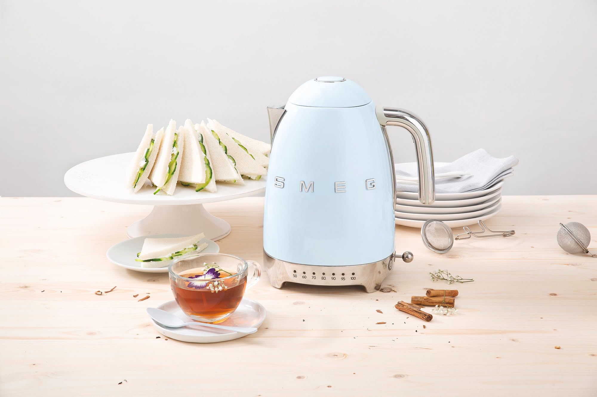 Smeg KLF04PBEU Wasserkocher 1,7L, Temperaturregelung, Anti-Kalkfilter, Wasserstandsanzeige, 2400W, Pastellblau