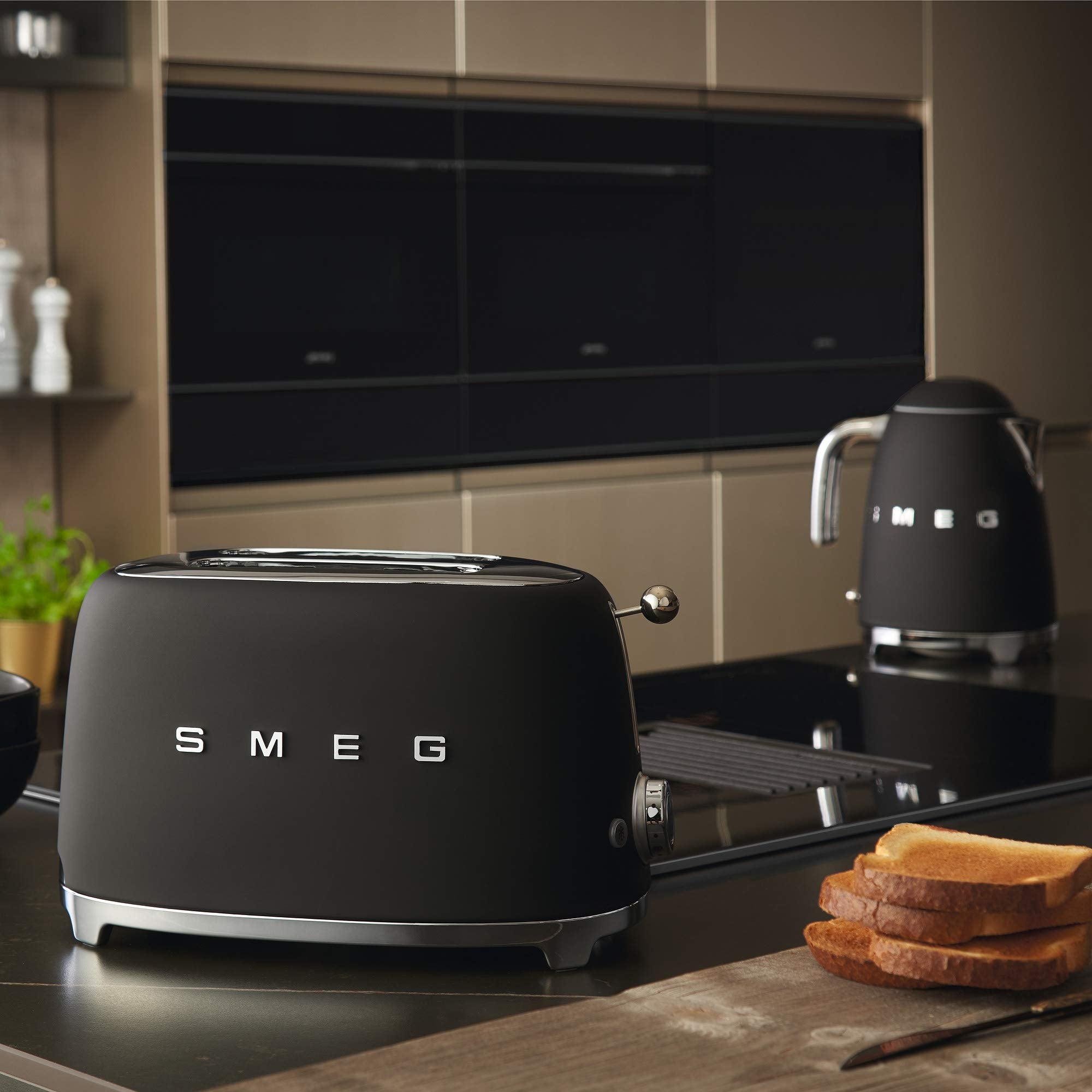 Smeg TSF01BLMEU Toaster 2-Scheiben, 6 Bräunungsstufen, Heiz-, Abtau- & Bagel-Funktion, Krümelschublade, 950W, Mattschwarz